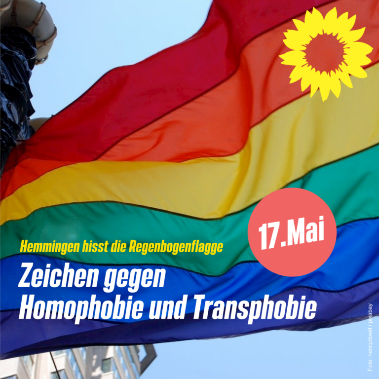 Regenbogenflagge vor dem Hemminger Rathaus